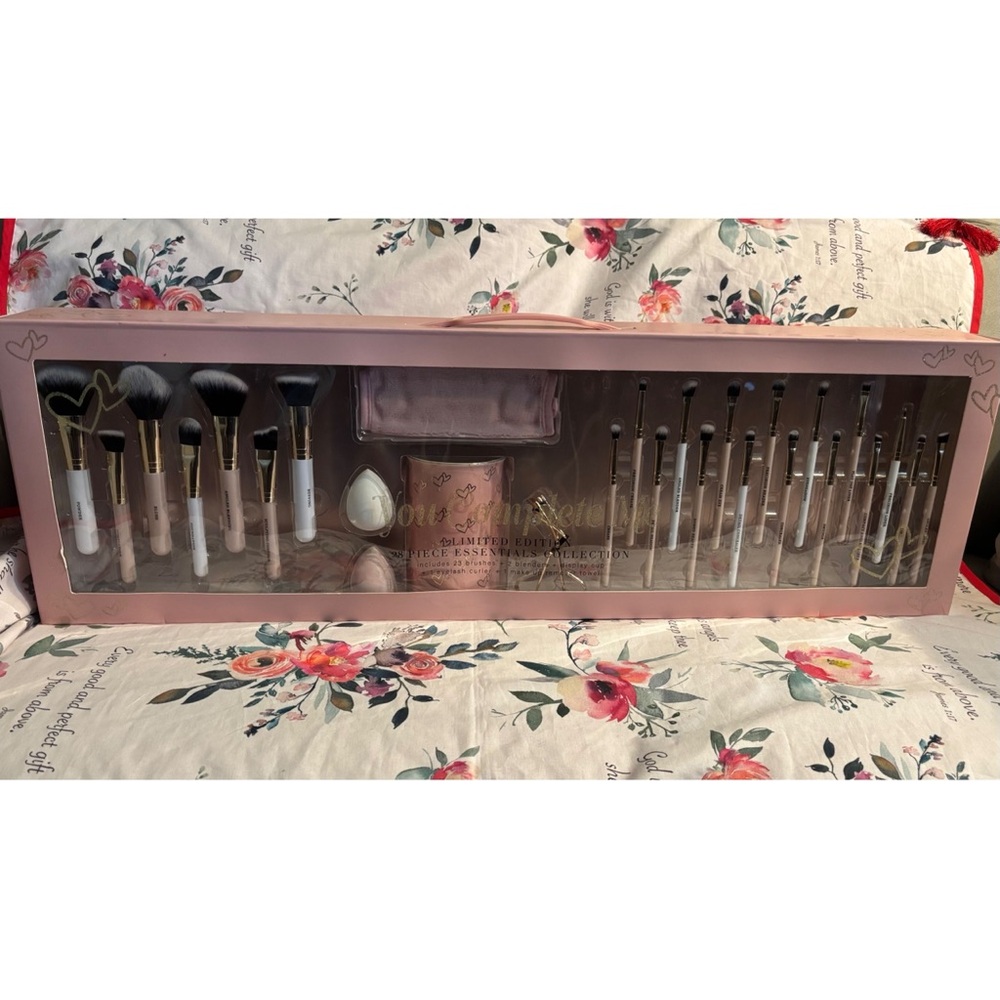 You Complete Me 28 piece essentials collection *limited edition* brush set